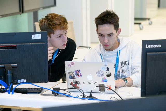 Планировщик путешествий и агрегатор статистики заболеваемости COVID-19 – студенты «Сириуса» презентовали собственные приложения экспертам Яндекса