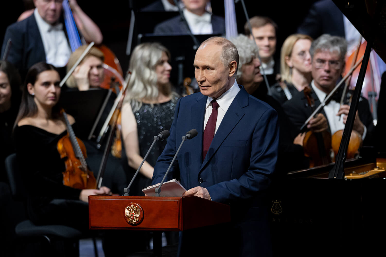 Владимир Путин поздравил Сириус с 10-летием со сцены нового Концертного центра