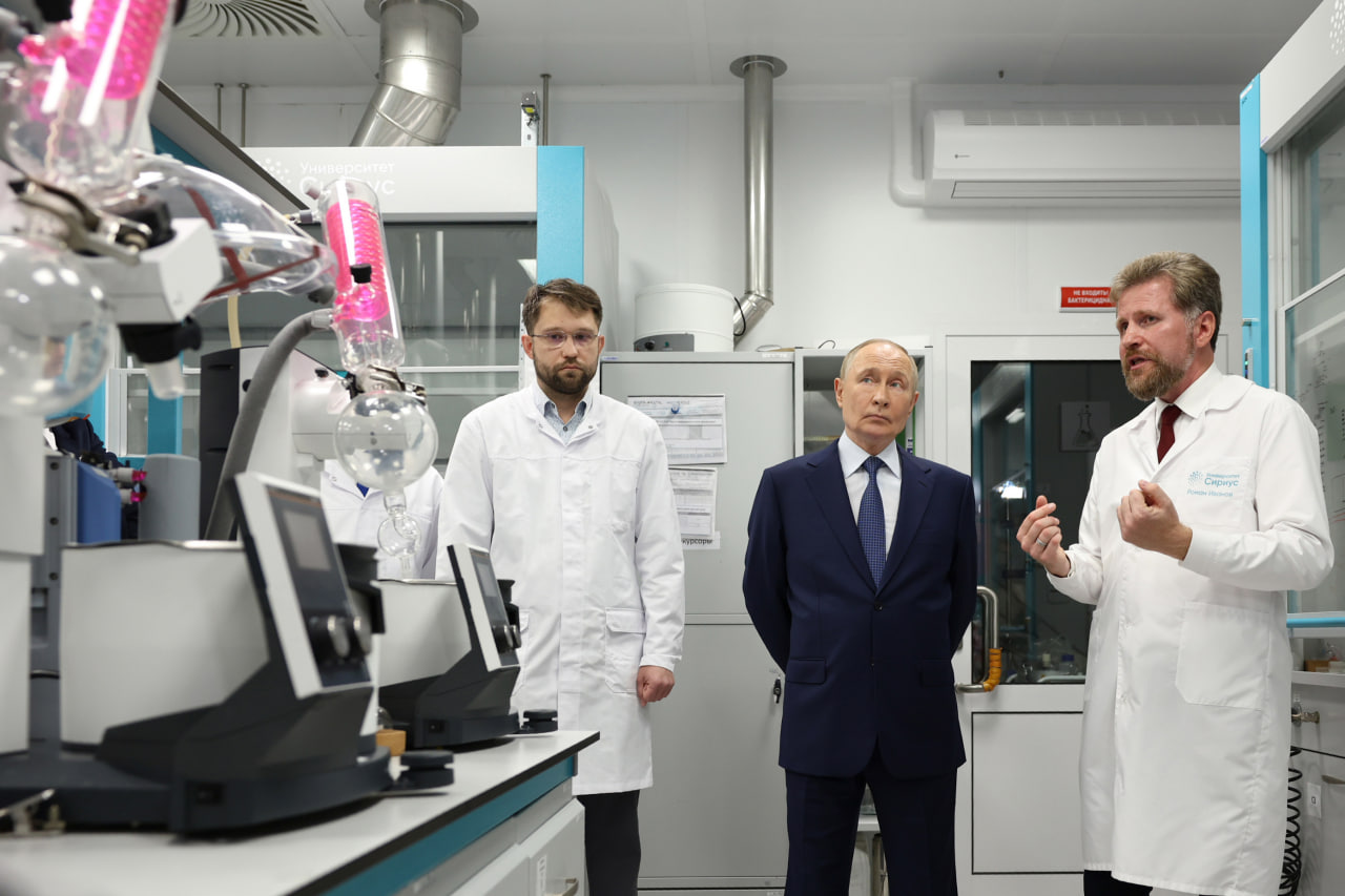 Президент России Владимир Путин посетил Научно-технологический университет «Сириус»