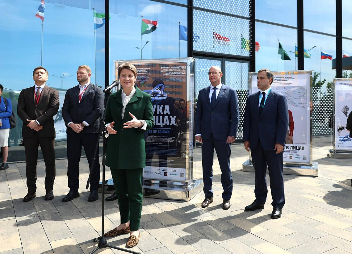 Учёные Сириуса стали героями выставки «Наука в лицах» в рамках ПМЭФ-2025